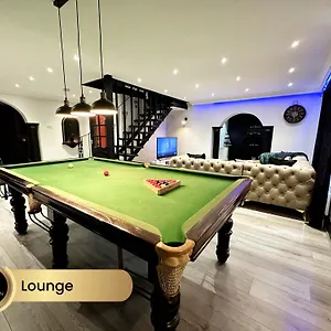 4 Bedroom House, Heathrow Airport, Luxe Holiday home Colnbrook